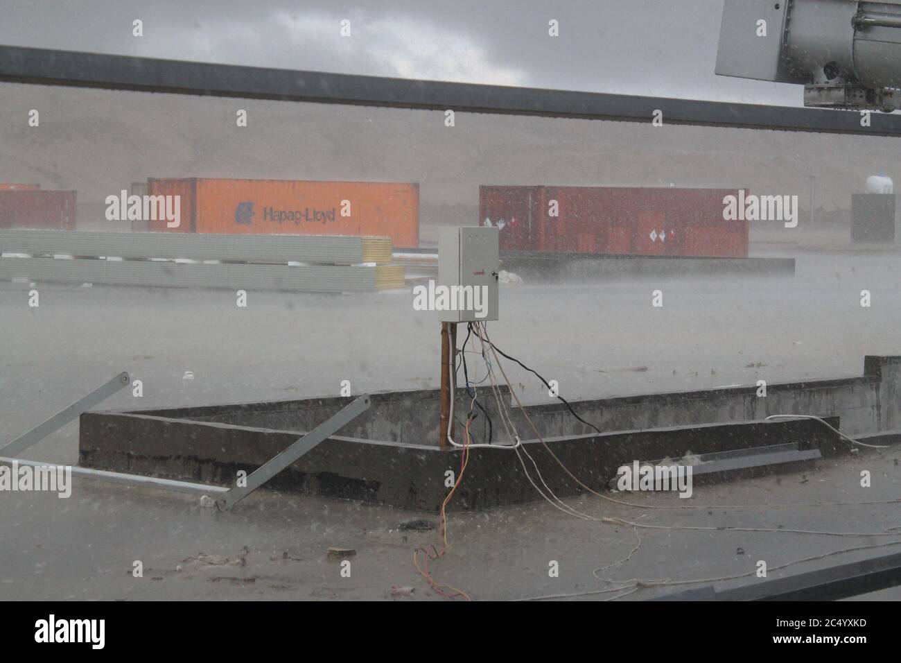 Tubi per olio in un impianto petrolchimico durante la produzione di petrolio e gas Foto Stock