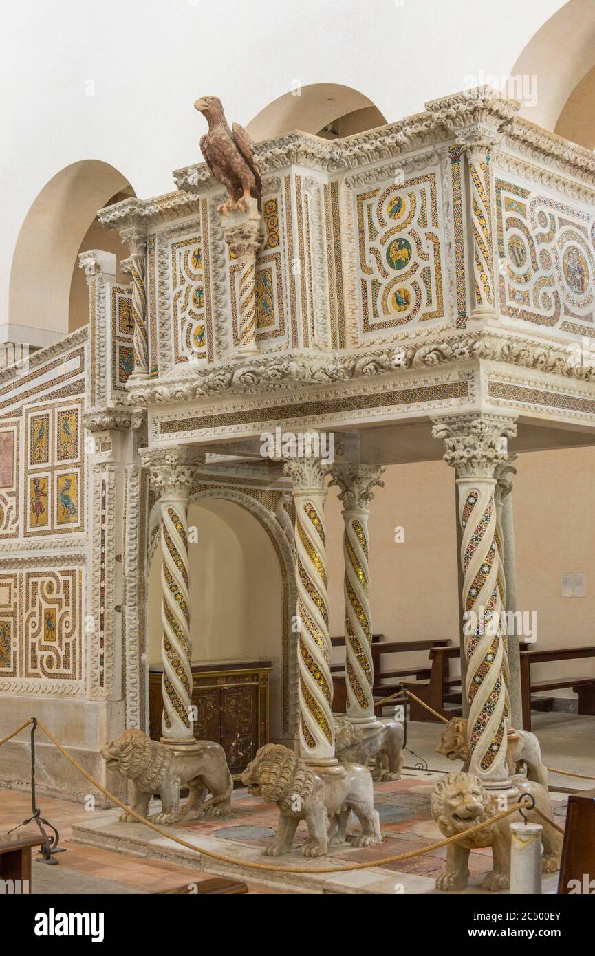 Pulpito il Duomo (costruito nel 1087) di Ravello, una città sopra la Costiera Amalfitana, Italia. Foto Stock