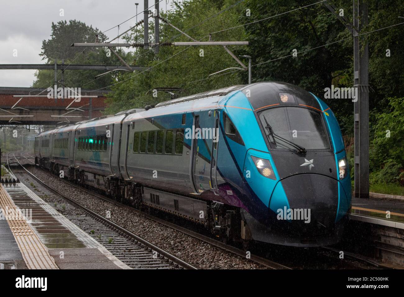 Un TransPennine Express Hitatchi 'Nova 1' Classe 802 è visto passare la stazione ferroviaria di Eccles (Manchester) su un servizio da Newcastle a Liverpool Foto Stock