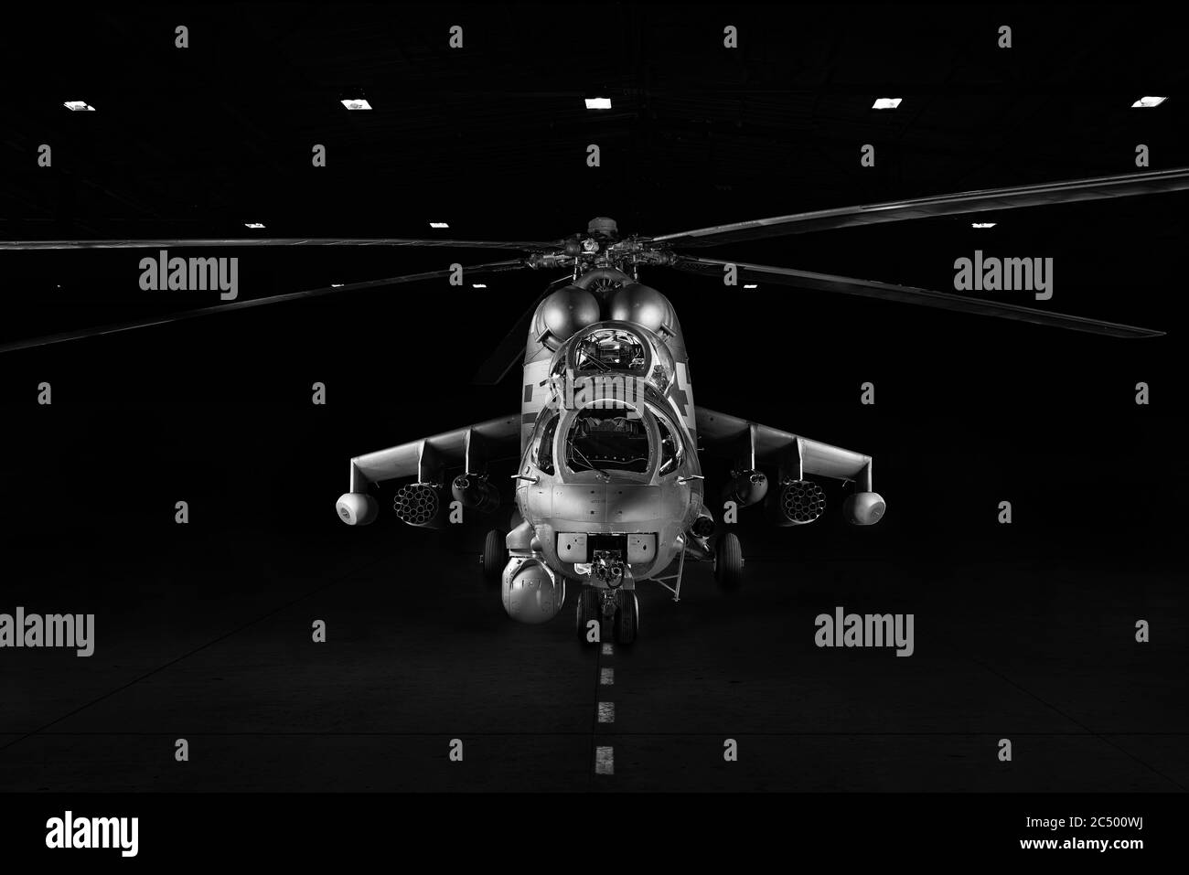MIL mi-35P, mi-24P variante 2019 - Phoenix, elicottero moderno attacco al buio, illuminato da faretti. 08.08.2019, Rostov Region, Russia Foto Stock