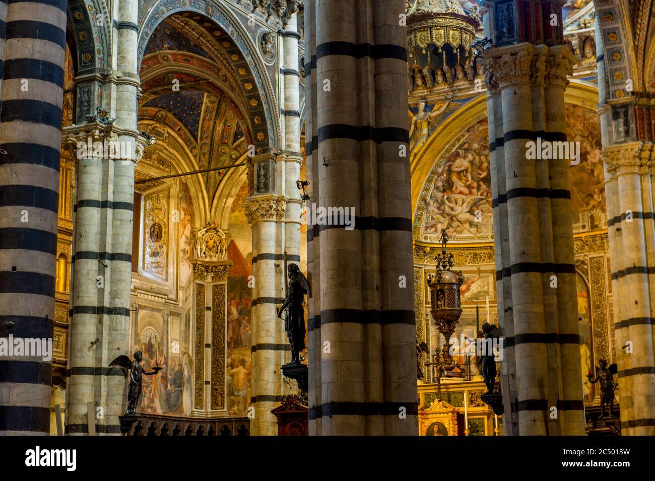 Interno della Cattedrale di Santa Maria, meglio conosciuta come Duomo, a Siena, Toscana, Italia. Foto Stock
