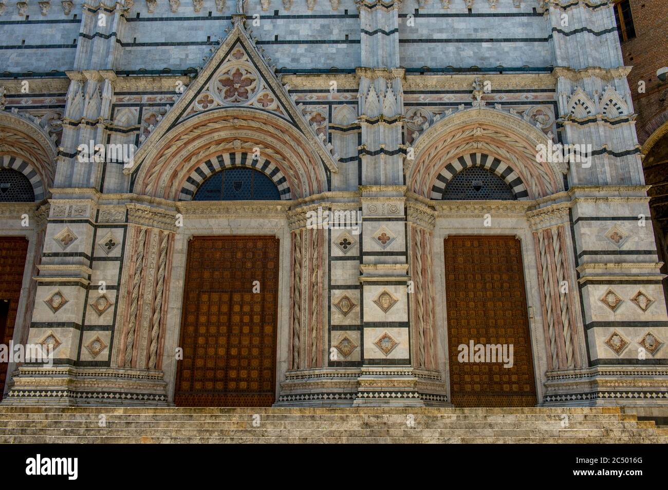 Particolare dell'architettura del Duomo di Siena, chiesa medievale di Siena, dedicata fin dai primi giorni come chiesa mariana cattolica romana, Foto Stock