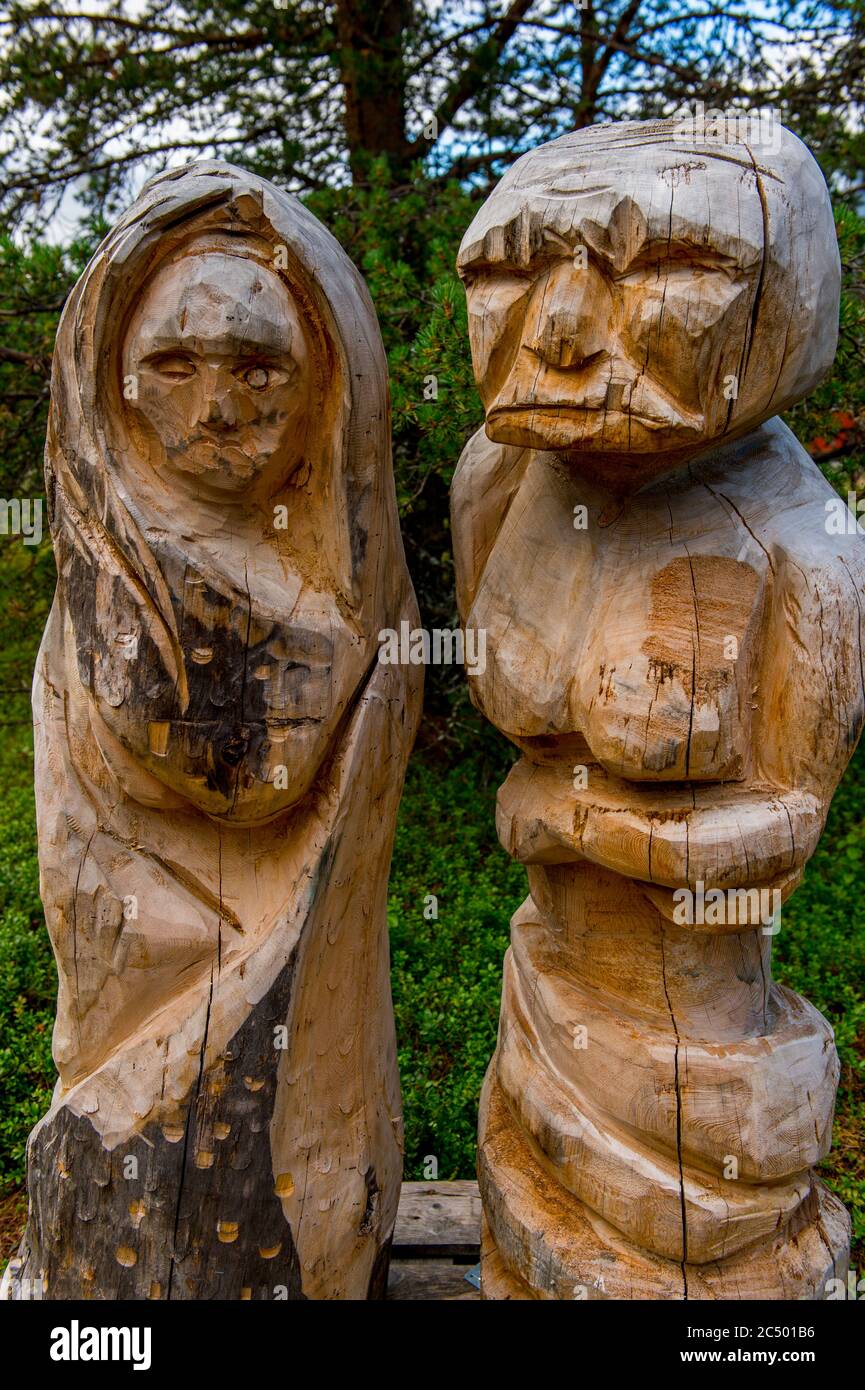 Sculture in legno esposte all'aperto presso il Museo Siida di Inari, che è il museo nazionale del popolo Sami in Lapponia, Finlandia settentrionale. Foto Stock
