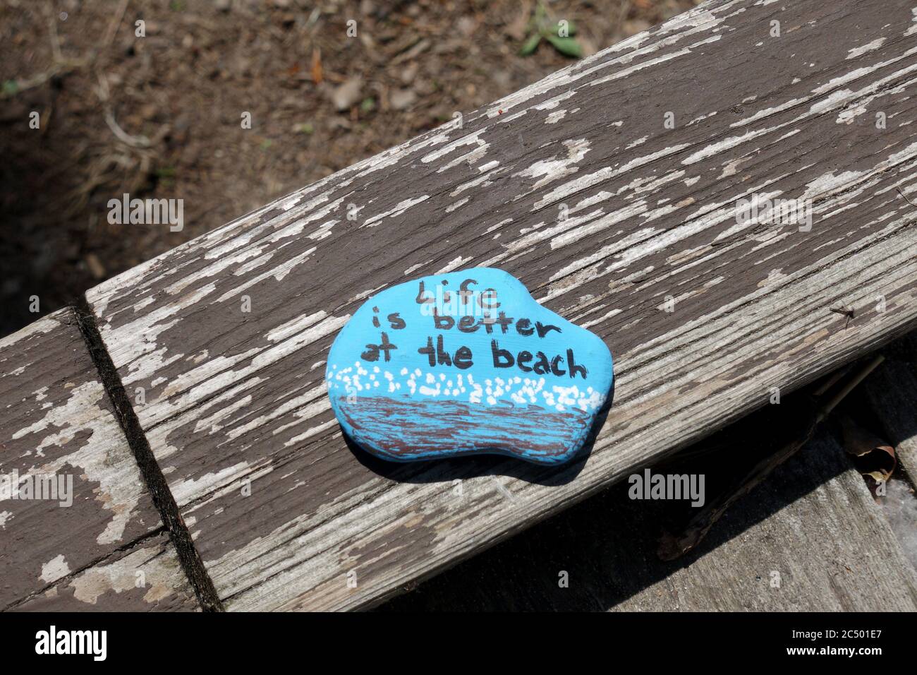 Una roccia dipinta " la vita è migliore alla spiaggia", al lago Huron Kincardine Ontario Canada Foto Stock