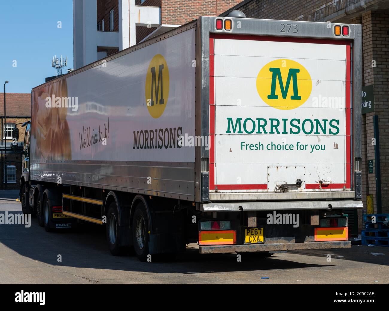Un supermercato Morrisons distribuzione logistica camion pesanti merci che fa un delivey al suo negozio Wood Green. Foto Stock