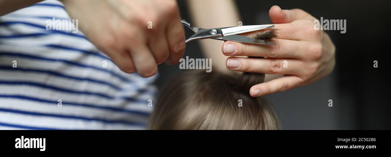 Mamma taglia i capelli a casa durante la quarantena Foto Stock