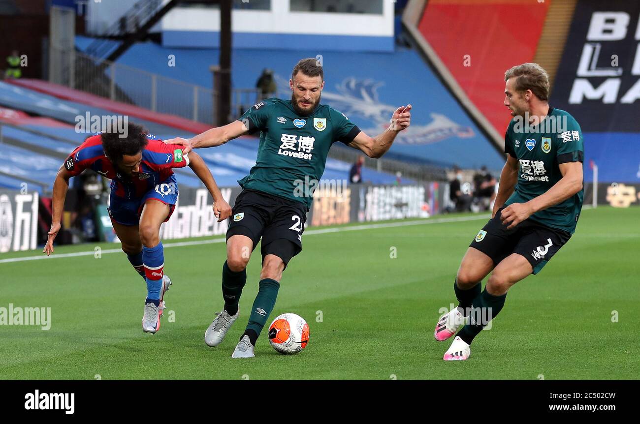Andros Townsend di Crystal Palace (a sinistra) e Erik Pieters di Burnley si battono per la palla durante la partita della Premier League a Selhurst Park, Londra. Foto Stock