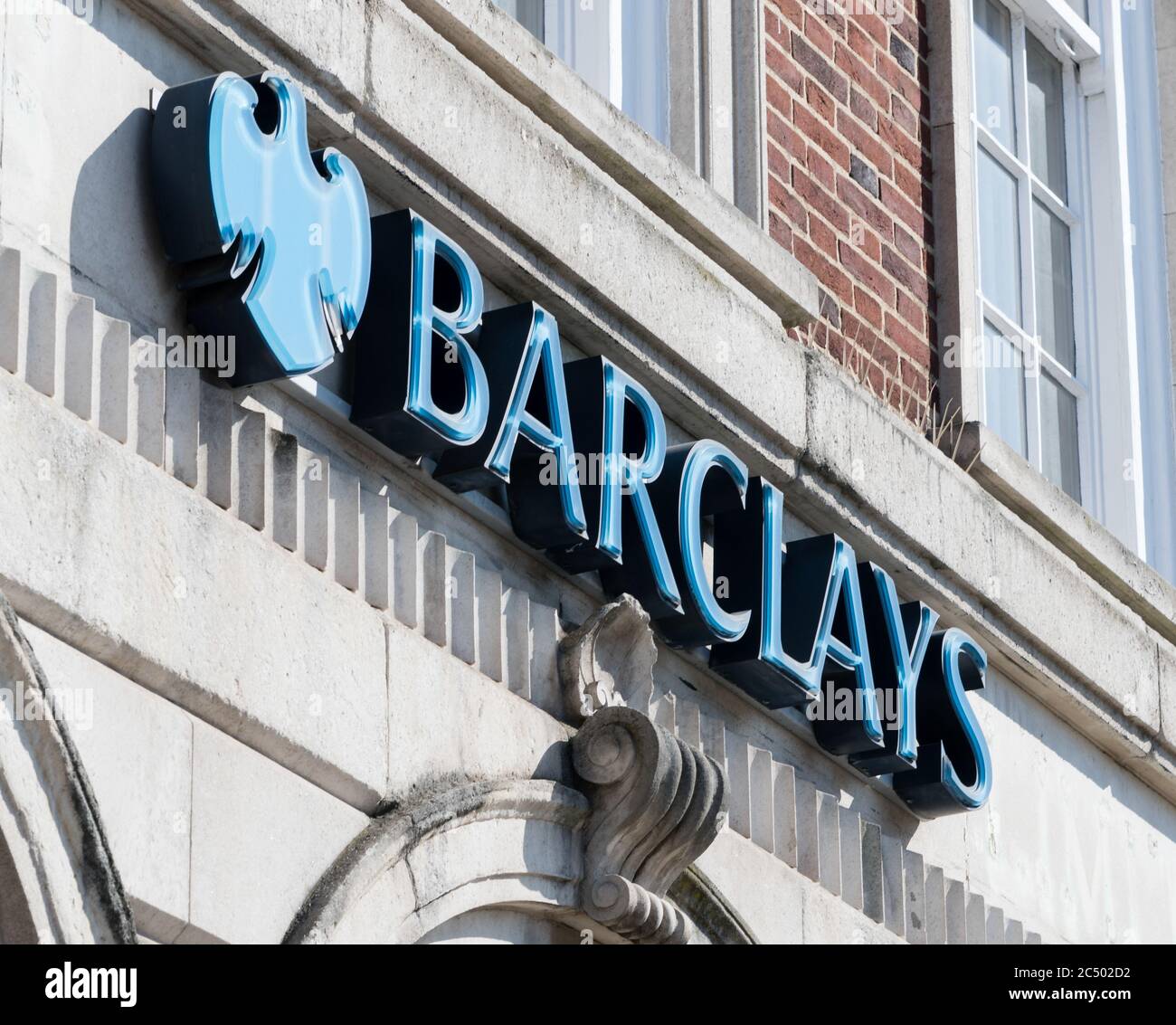 Il cartello sopra l'ingresso del ramo della banca Barclays a Wood Green, Londra. Una delle cosiddette grandi quattro banche britanniche. Foto Stock