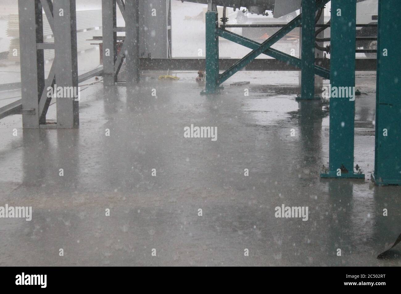 Tubi per olio in un impianto petrolchimico durante la produzione di petrolio e gas Foto Stock