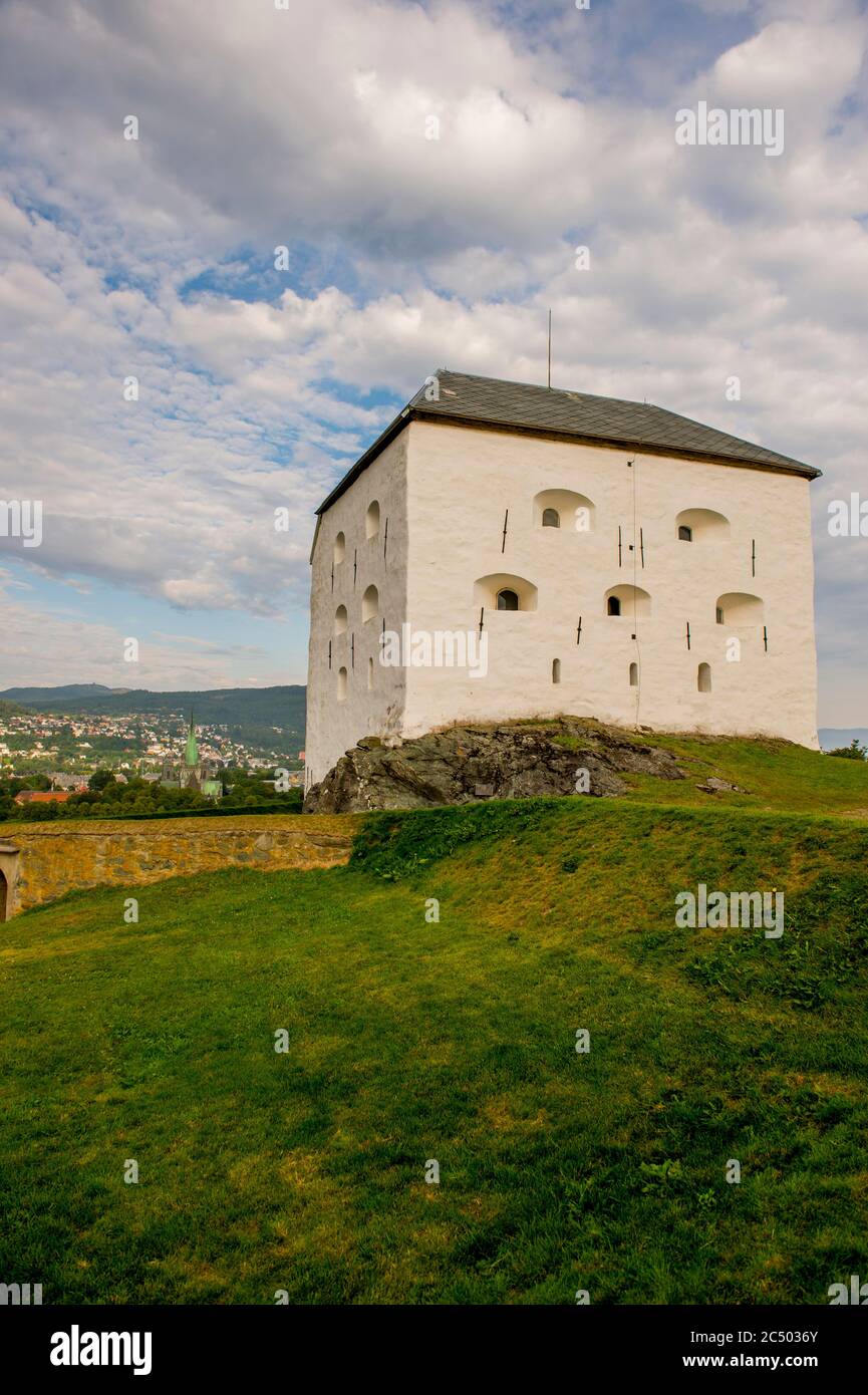 La Fortezza di Kristiansten, costruita dopo l'incendio della città di Trondheim nel 1681, si trova su una collina ad est della città di Trondheim a Sor-Tr Foto Stock