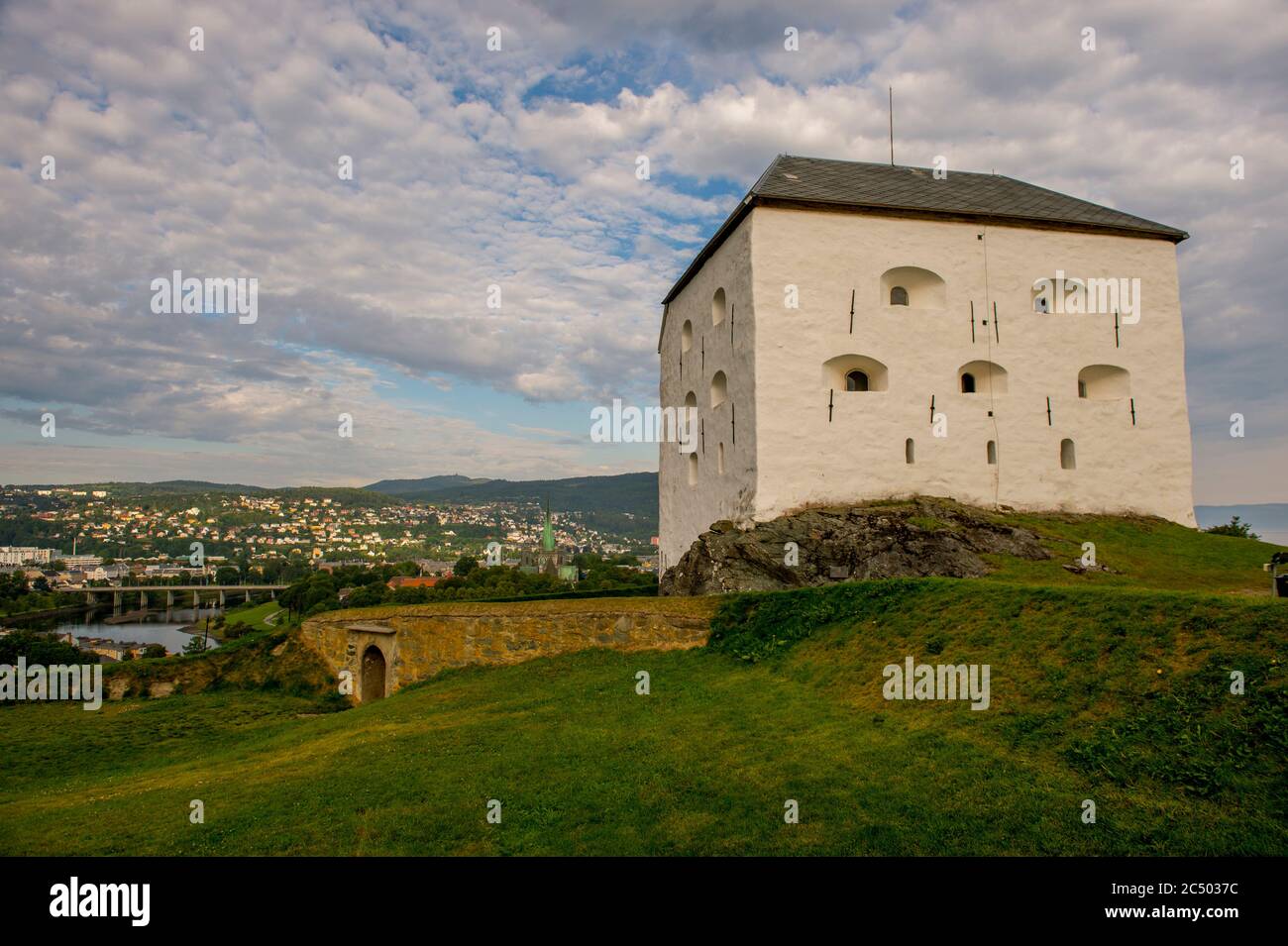 La Fortezza di Kristiansten, costruita dopo l'incendio della città di Trondheim nel 1681, si trova su una collina ad est della città di Trondheim a Sor-Tr Foto Stock