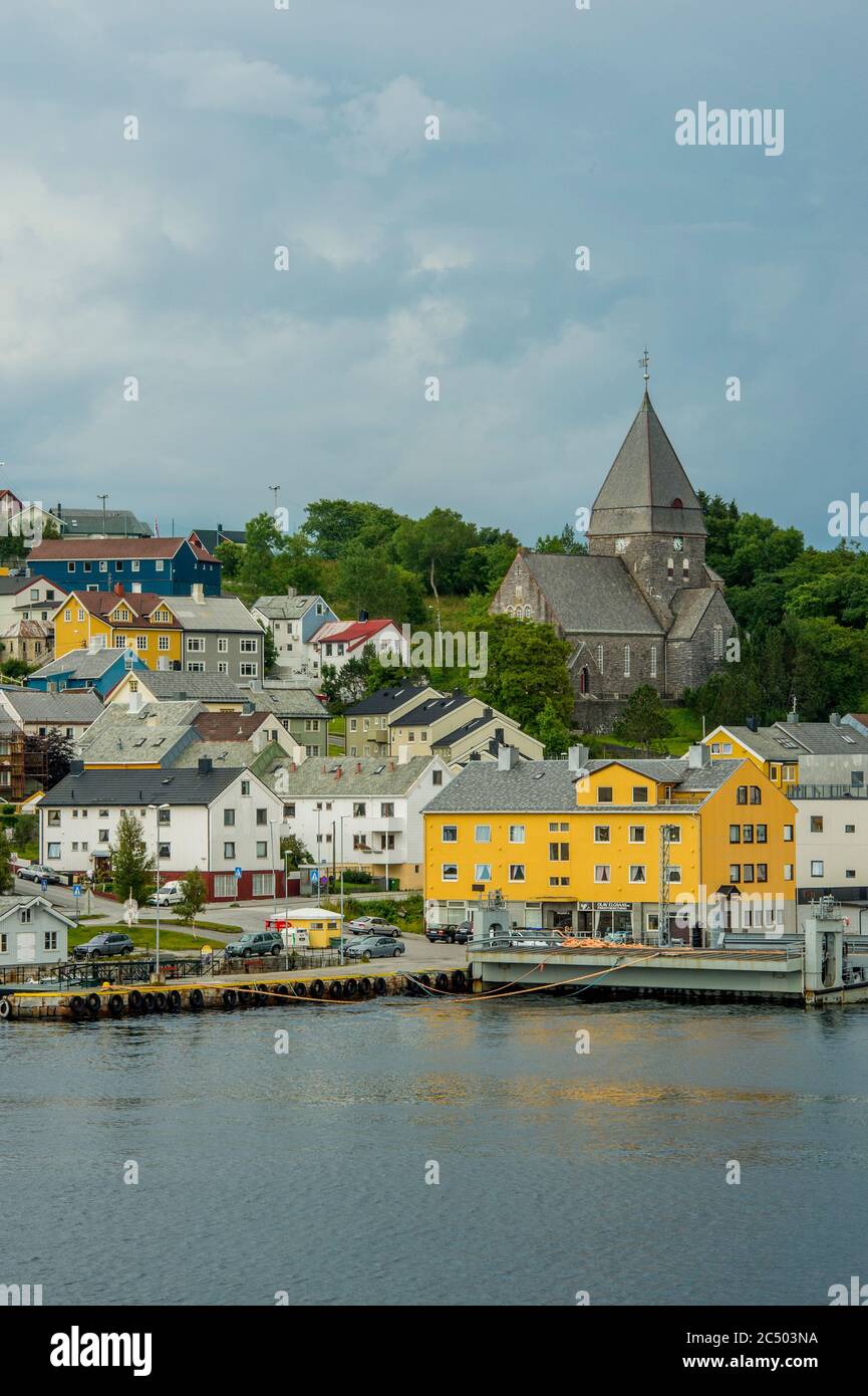 Vista della colorata casa e della chiesa di Kristiansund, contea di Romsdal, Norvegia. Foto Stock
