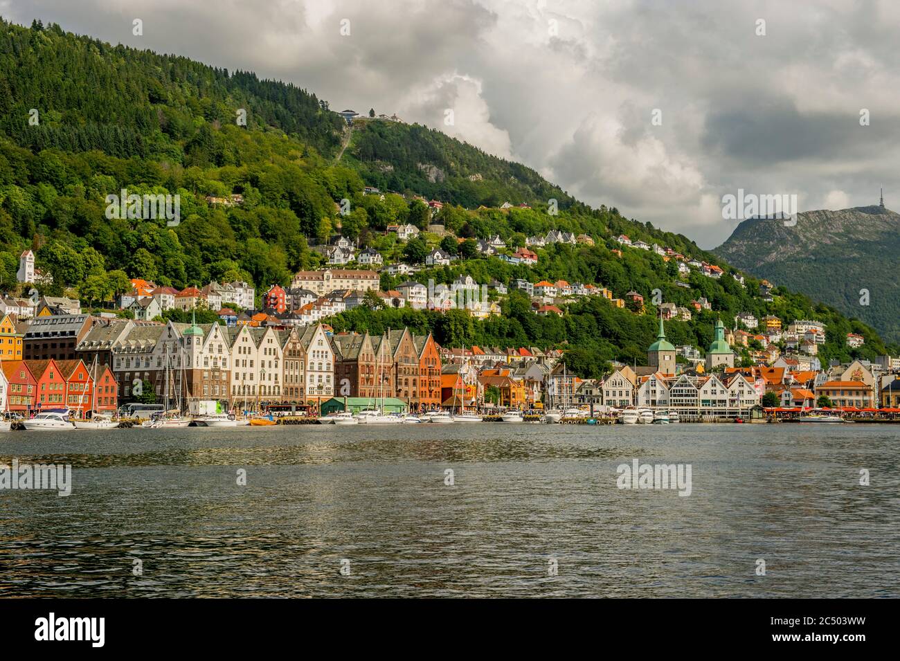 Vista degli antichi edifici commerciali anseatici di Bryggen, un sito patrimonio dell'umanità, dall'altra parte del porto di Bergen, Norvegia. Foto Stock