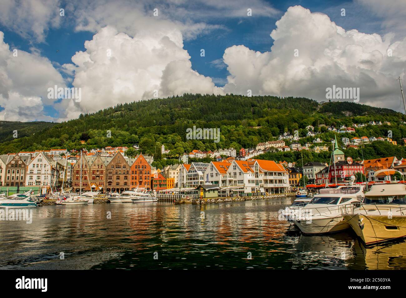 Vista degli antichi edifici commerciali anseatici di Bryggen, un sito patrimonio dell'umanità, dall'altra parte del porto di Bergen, Norvegia. Foto Stock