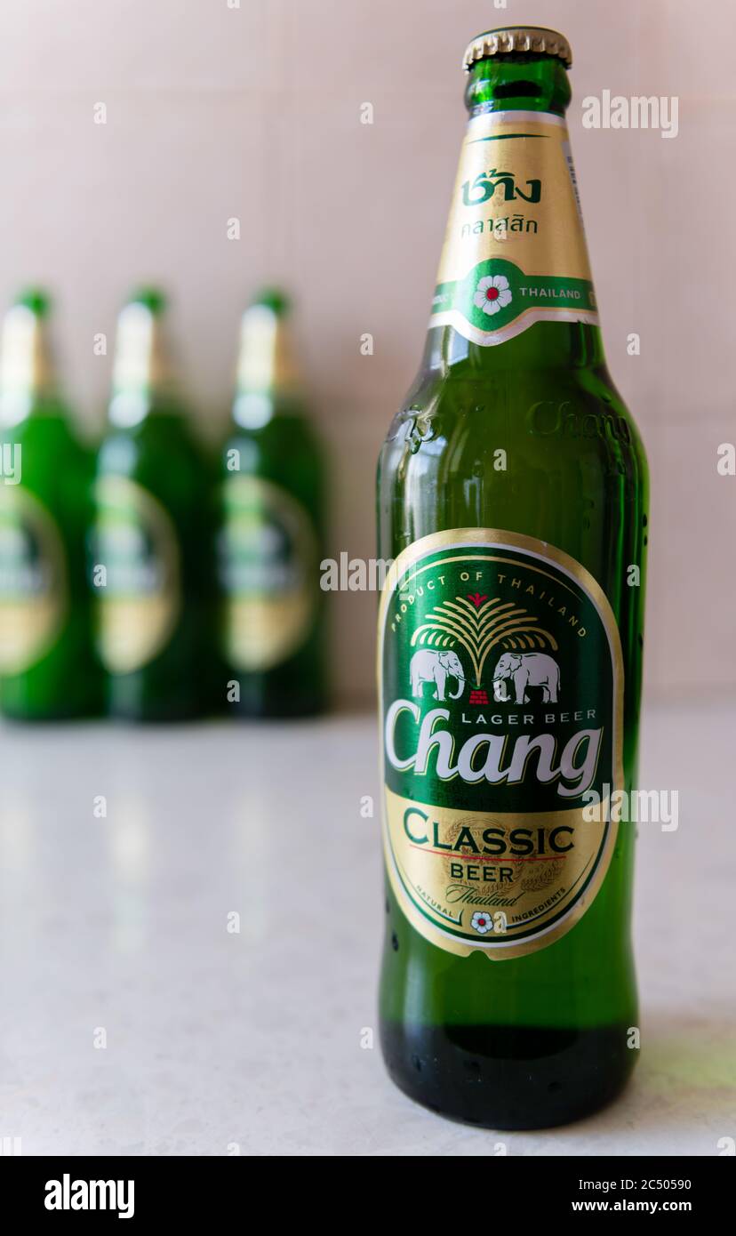 Bottiglie di birra Thai Chang Classic. Foto Stock