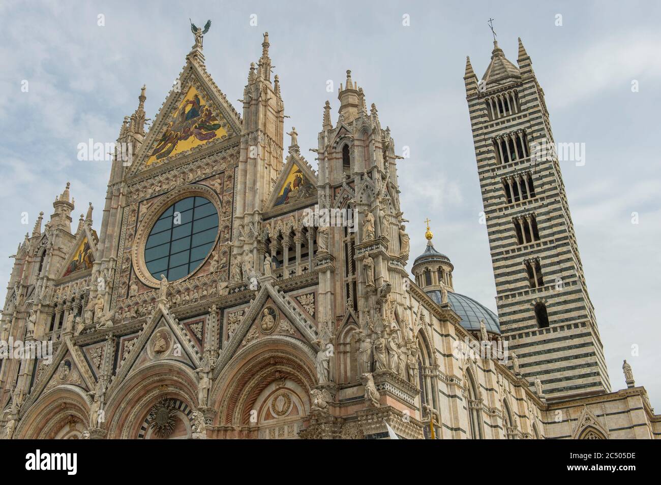 La Cattedrale di Santa Maria, meglio conosciuta come Duomo, è una chiesa medievale in marmo di Siena, Toscana, Italia di arte gotica del 13 e 14 Foto Stock