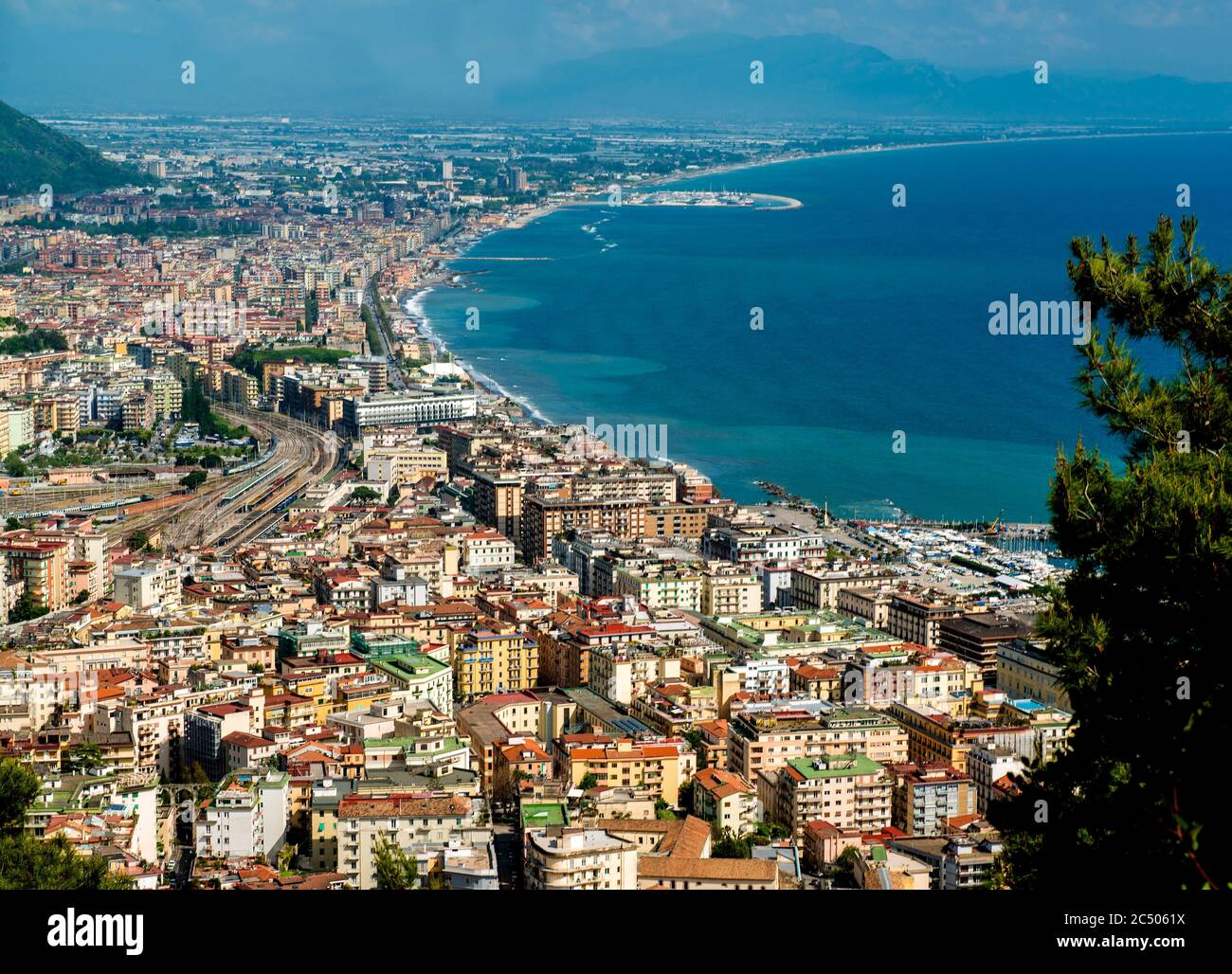 Vista panoramica sulla città di Salerno e sul Golfo di Salerno dalla cima  del castello Arechi, Salerno, Campania, Italia Foto stock - Alamy