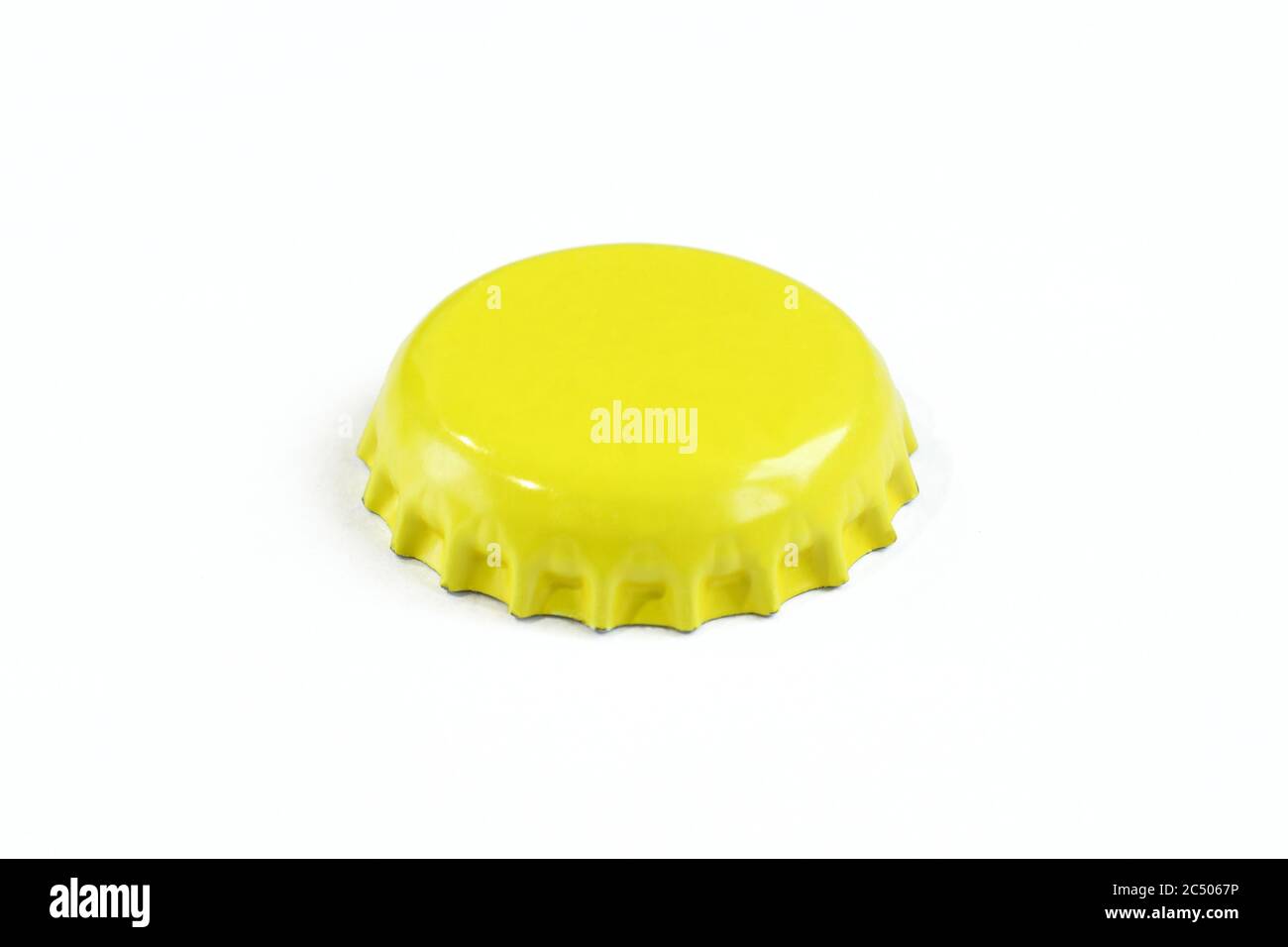 Un semplice cappuccio giallo isolato su sfondo bianco. Tappo metallico per  bottiglia in vetro Foto stock - Alamy