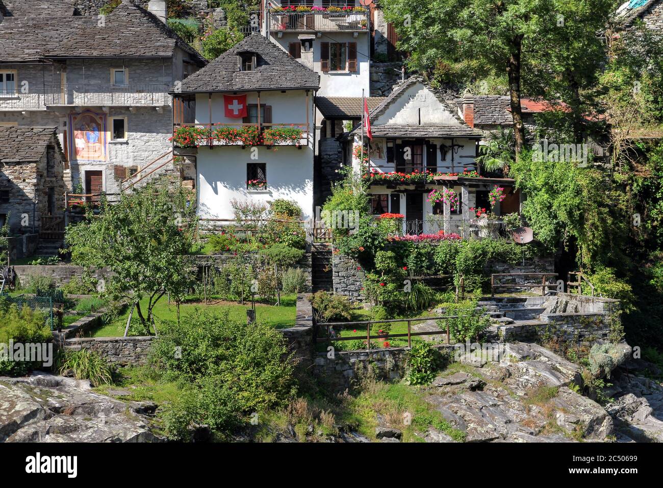 Due case storiche a Lavertezzo, Val Verzasca - Ticino Canton Svizzera in estate. Foto Stock