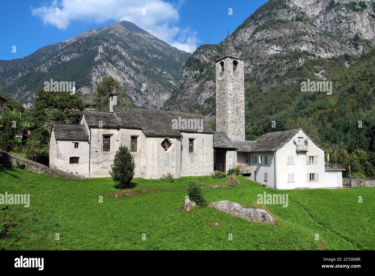 Piccola chiesa tradizionale a Lavizzara, Vallemaggia, Cantone Ticino, Svizzera Foto Stock