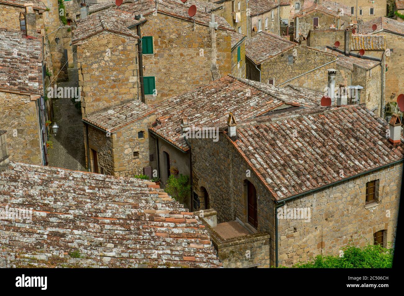 Vista sui tetti di Sorano, comune e comune in provincia di Grosseto, Toscana meridionale, Italia. Foto Stock