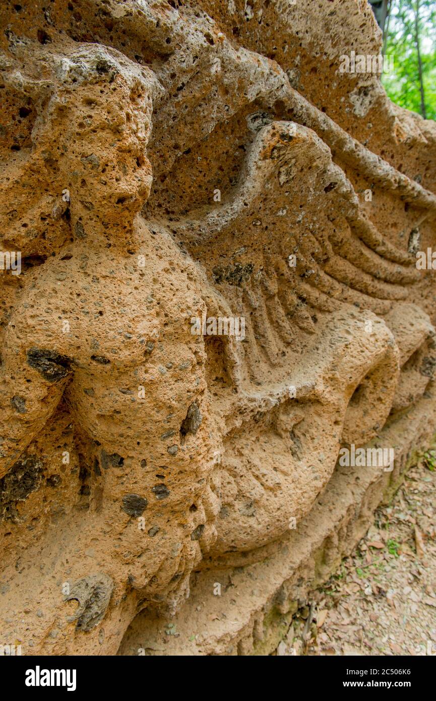 Sculture in pietra nella Necropoli etrusca, il parco archeologico di Sovana in provincia di Grosseto, Toscana meridionale, Italia. Foto Stock