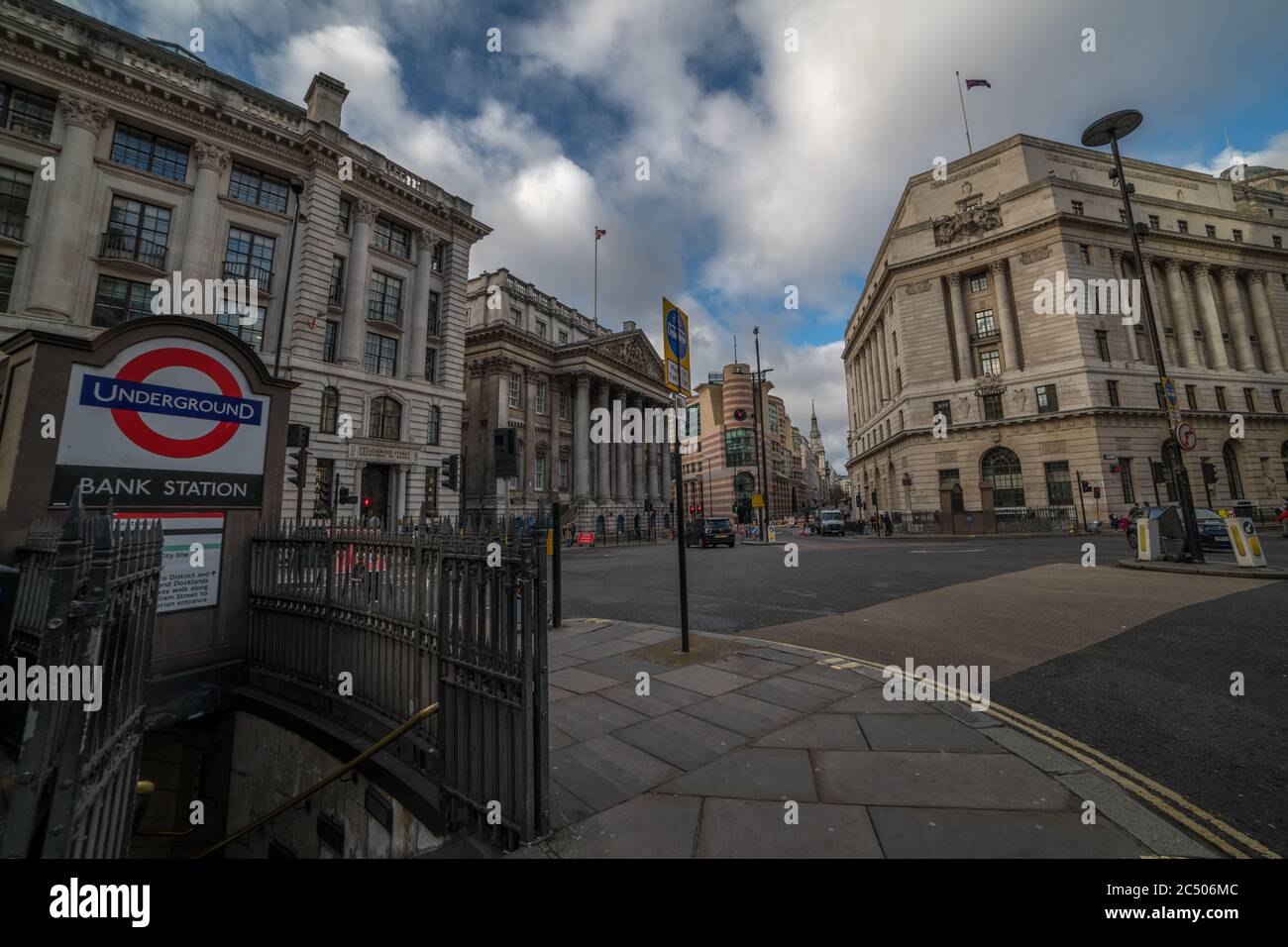 Una vista generale della strada intorno alla stazione della metropolitana di Bank nel quartiere finanziario della City of London. Foto Stock