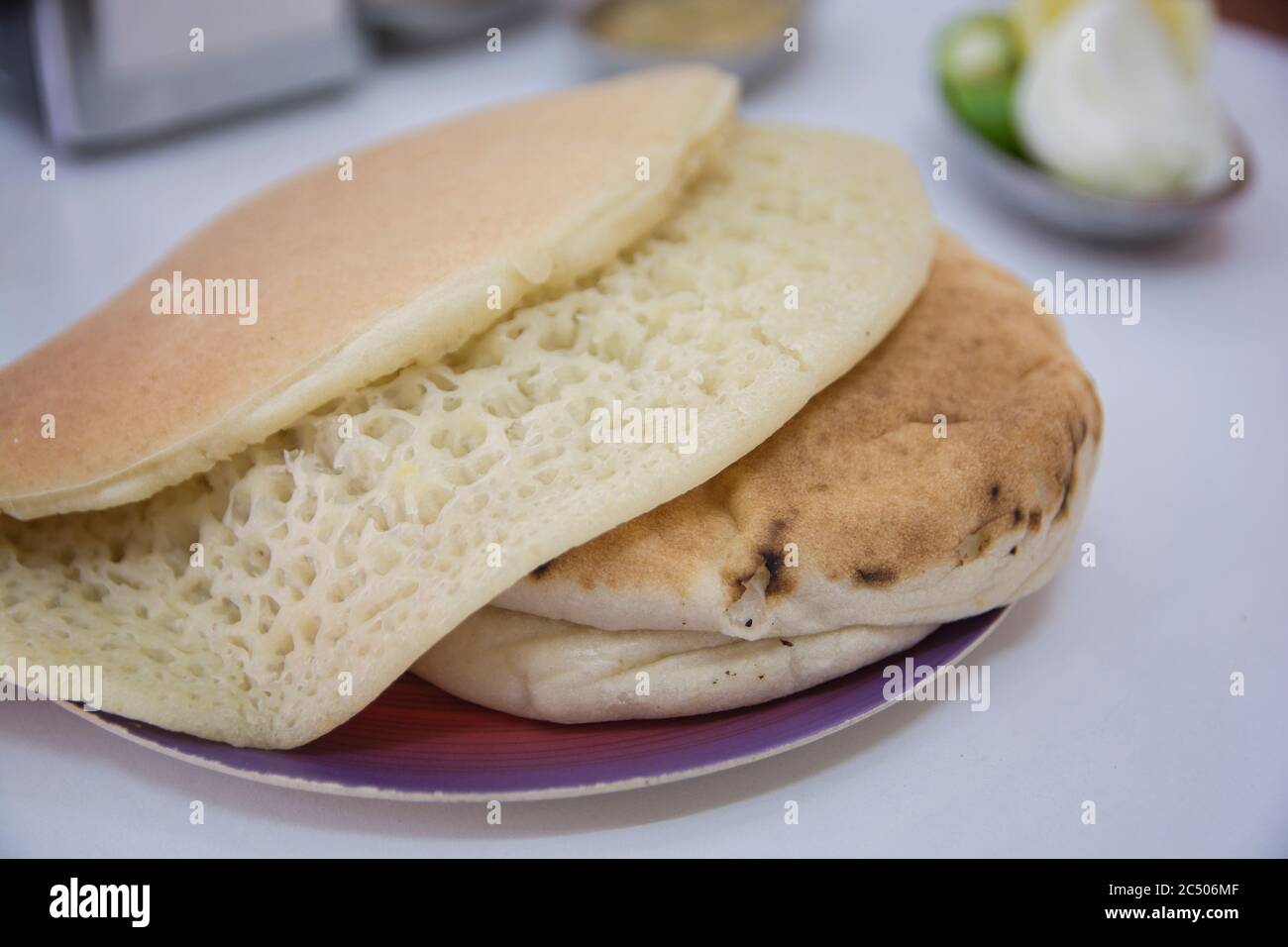 Lahoh, un pane spugnoso e pancreas originario dello Yemen, della Somalia e del Gibuti Foto Stock