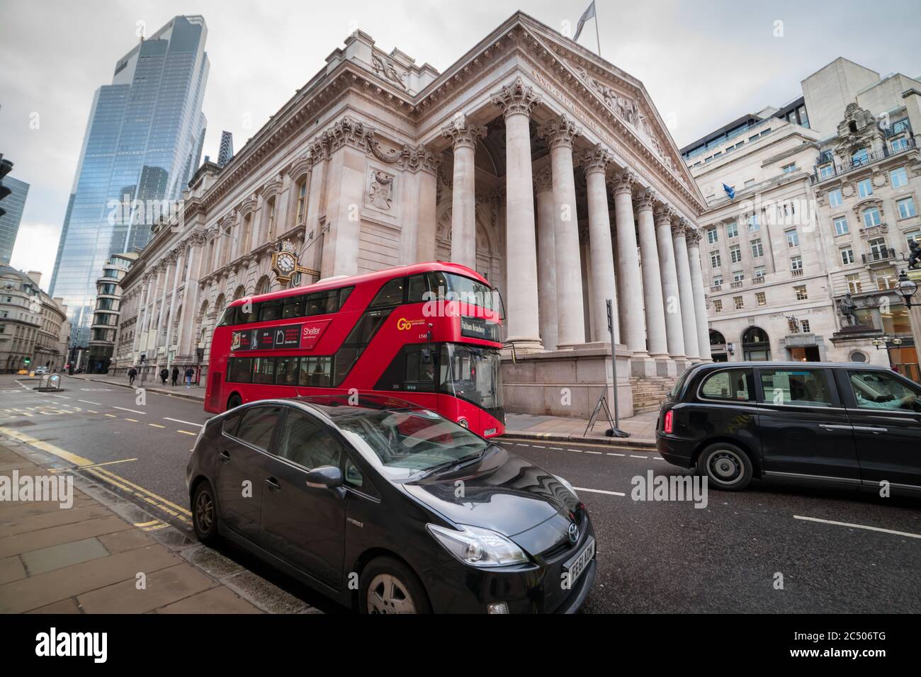 Vista sulla strada dell'edificio Royal Exchange con un autobus a due piani che passa accanto. Foto Stock