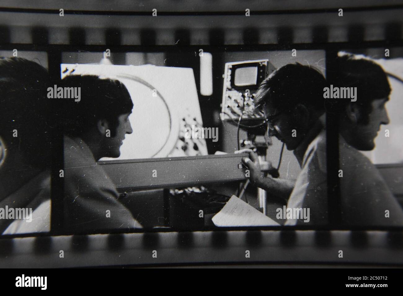 Fine anni '70 vintage contatto stampa in bianco e nero fotografia di due professionisti che hanno una discussione tecnica di fronte a uno schermo radar. Foto Stock