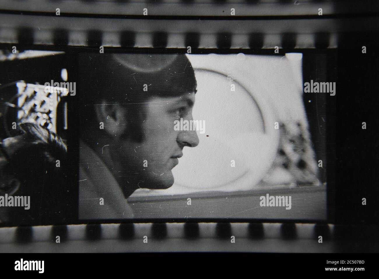 Fine anni '70 vintage contatto stampa in bianco e nero fotografia di un uomo professionista che cammina di fronte al radar schermo. Foto Stock
