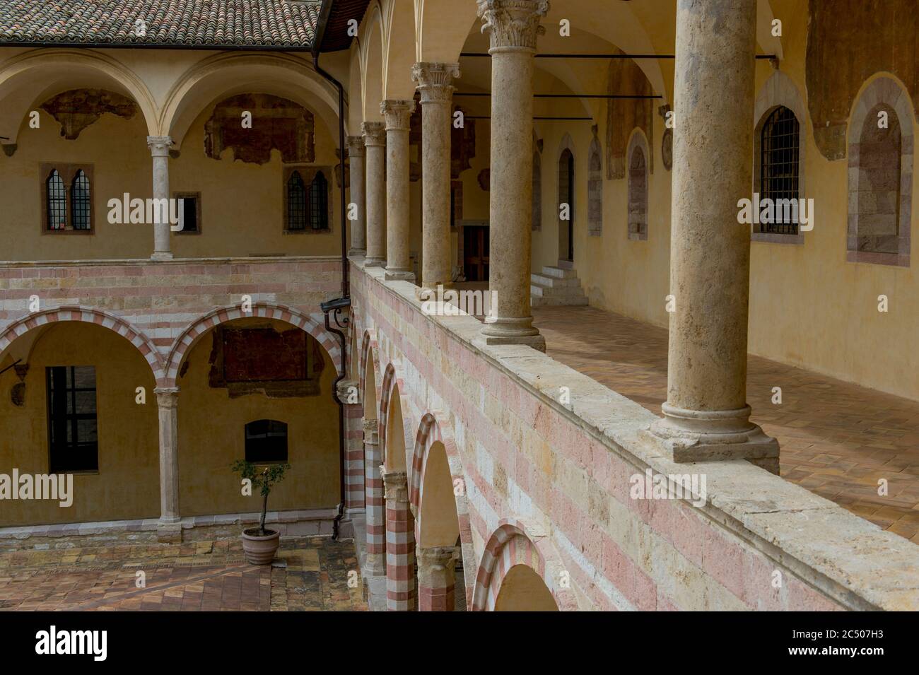 Il convento sacro, con le sue imponenti mura con 53 archi romanici, sorge accanto alla Basilica Papale di San Francesco d'Assisi, ad Assisi, Umb Foto Stock
