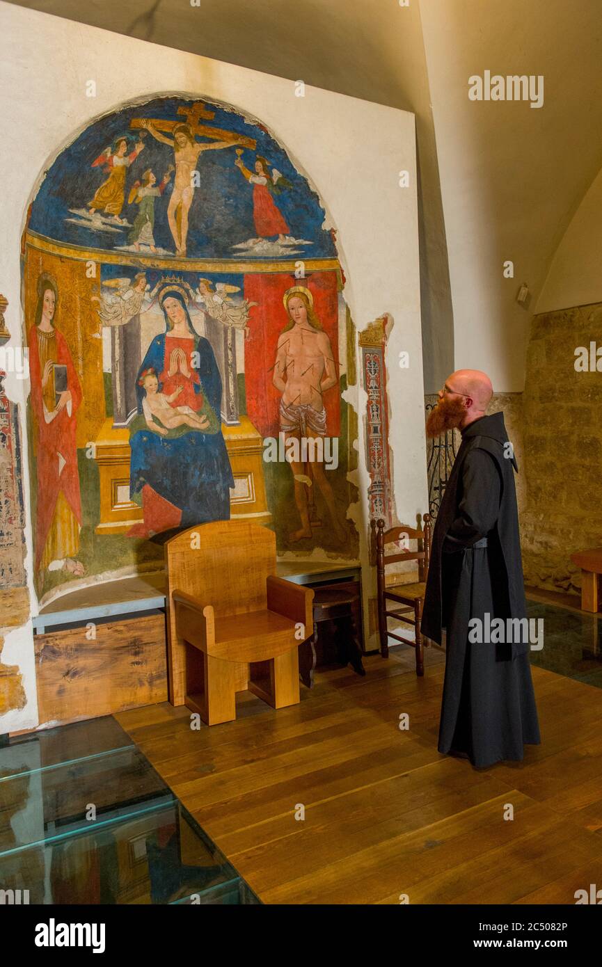 Un monaco davanti ad un affresco all'interno del monastero benedettino nella cittadina medievale di Norcia in provincia di Perugia, nel sud-est dell'Umbria. Foto Stock Un monaco davanti ad un affresco all'interno del monastero benedettino nella cittadina medievale di Norcia in provincia di Perugia, nel sud-est dell'Umbria. Foto Stock
