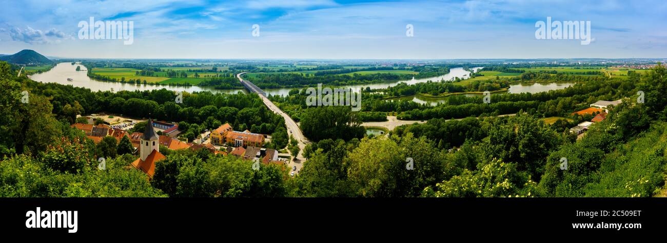 Danubio e mura del castello a Donaustauf bassa Baviera Germania Foto Stock