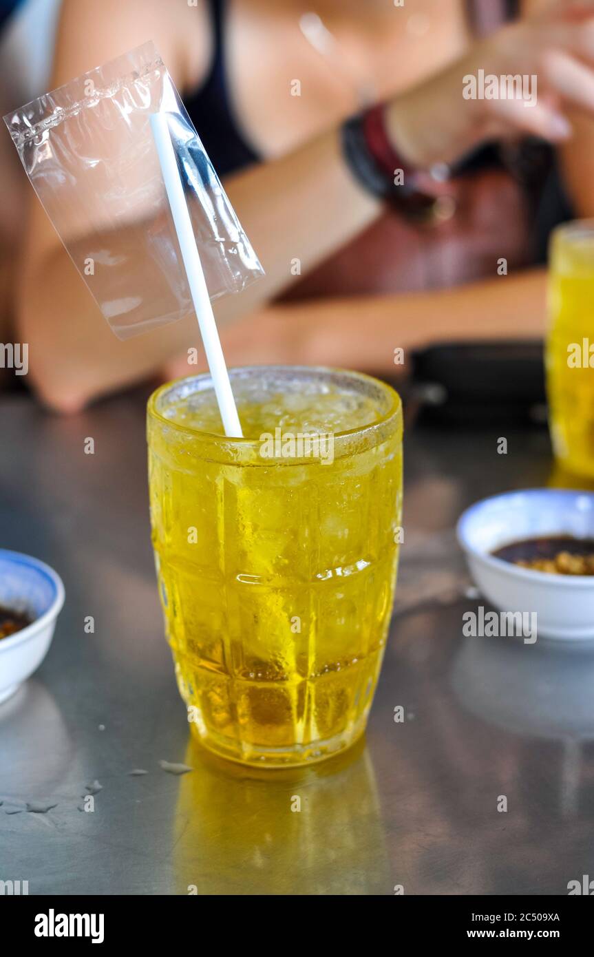 Tè freddo fresco freddo verde ghiacciato in un bar a Saigon / ho Chi Minh  City. Il