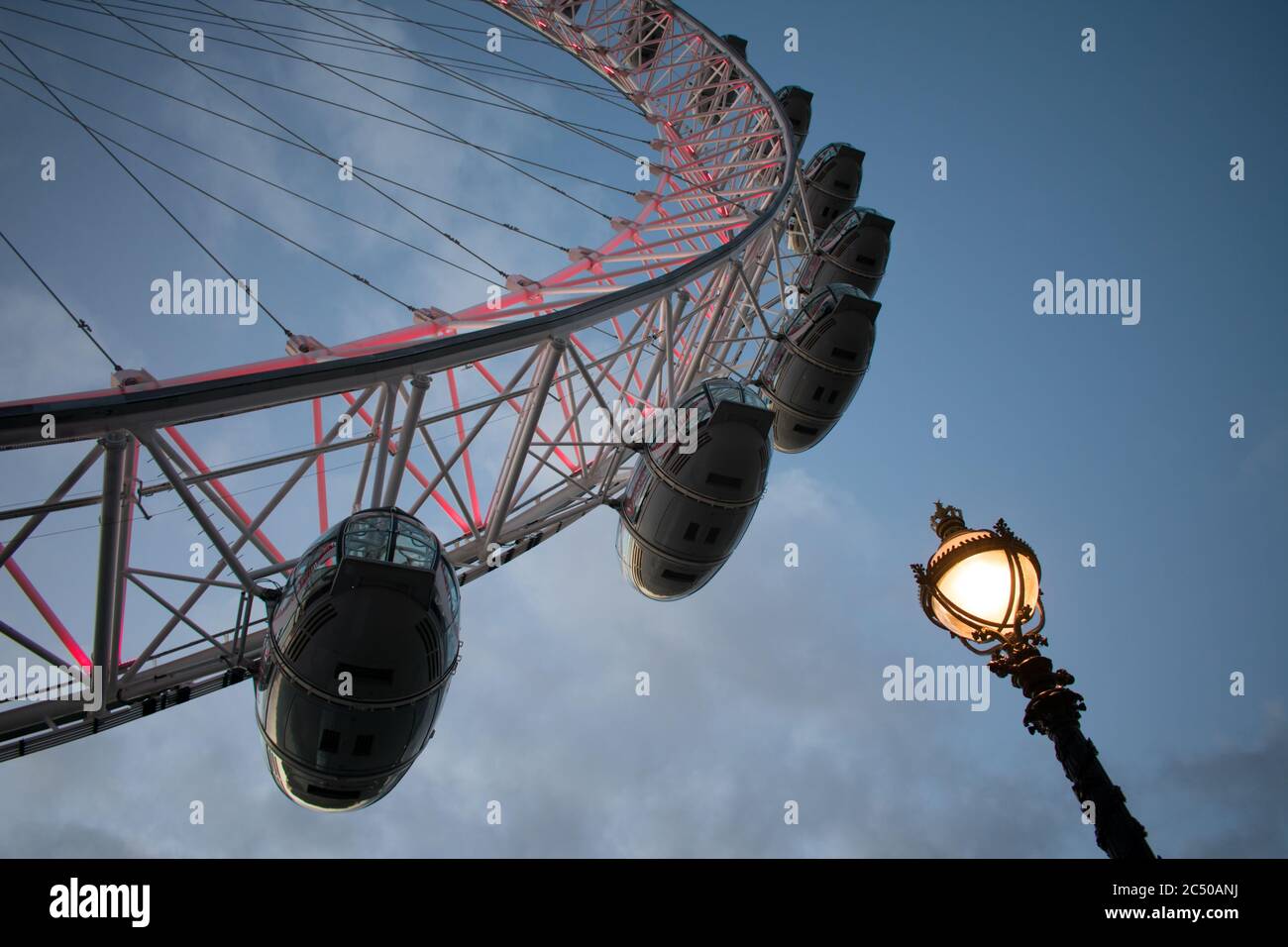 I passeggeri del London Eye con una lampada e un cielo blu di sfondo. Foto Stock