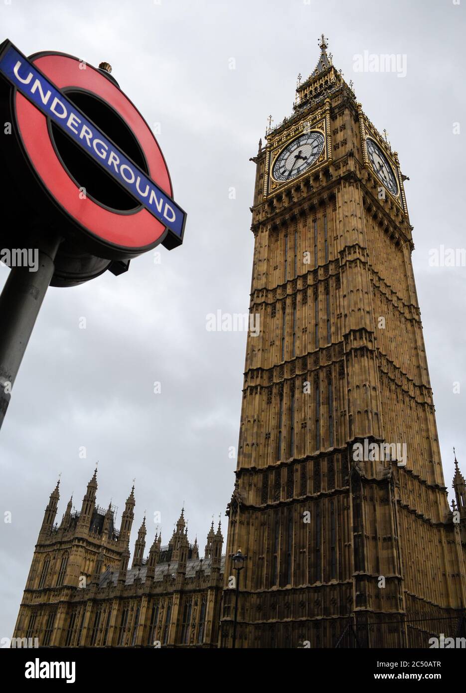 London Big ben e l'insegna della metropolitana vicino alla stazione di Westminster. Foto Stock