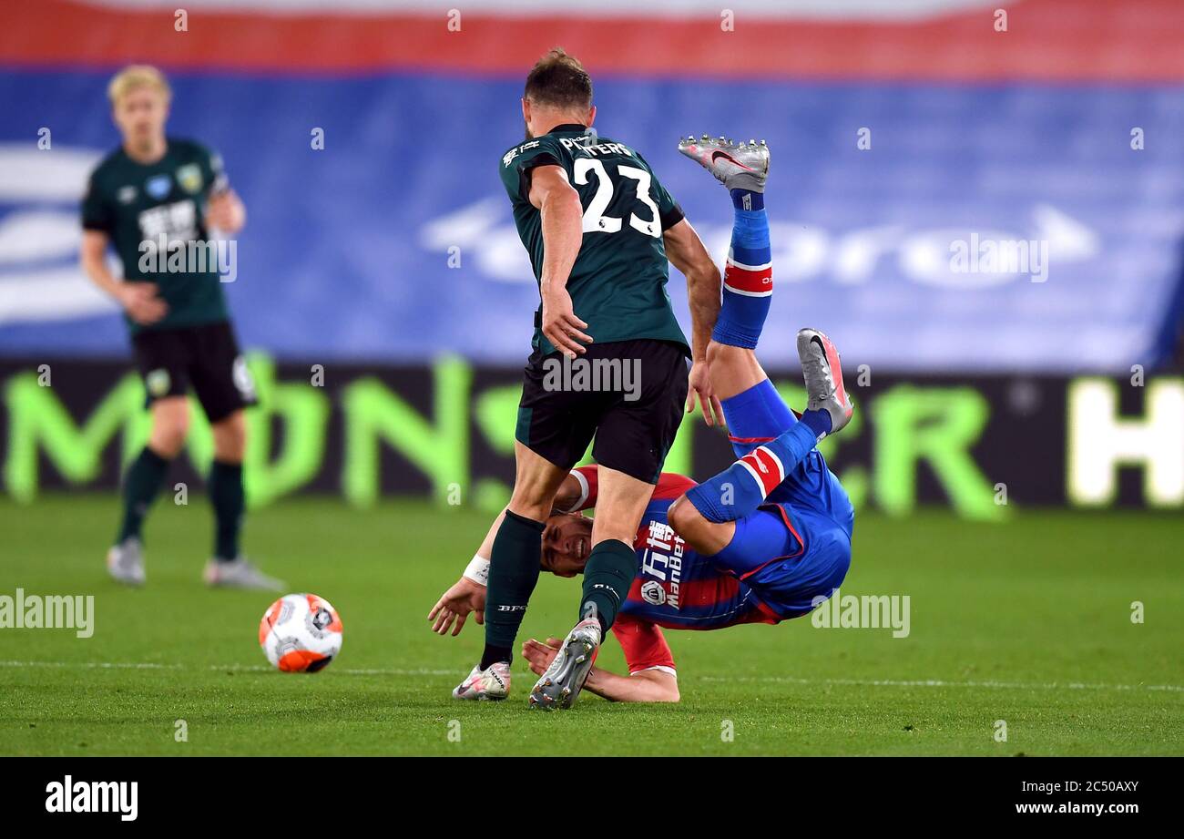 Erik Pieters di Burnley e Joel Ward di Crystal Palace combattono per la palla durante la partita della Premier League a Selhurst Park, Londra. Foto Stock