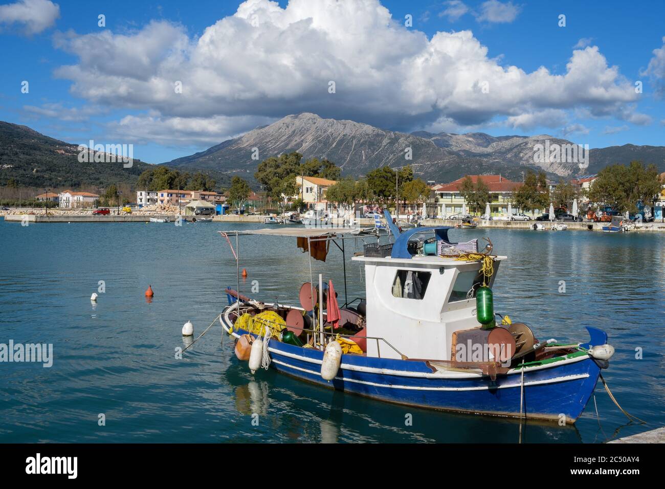 La località turistica di Vasiliki sull'isola di Lefkada che ha iniziato come un piccolo villaggio di pescatori. Foto Stock