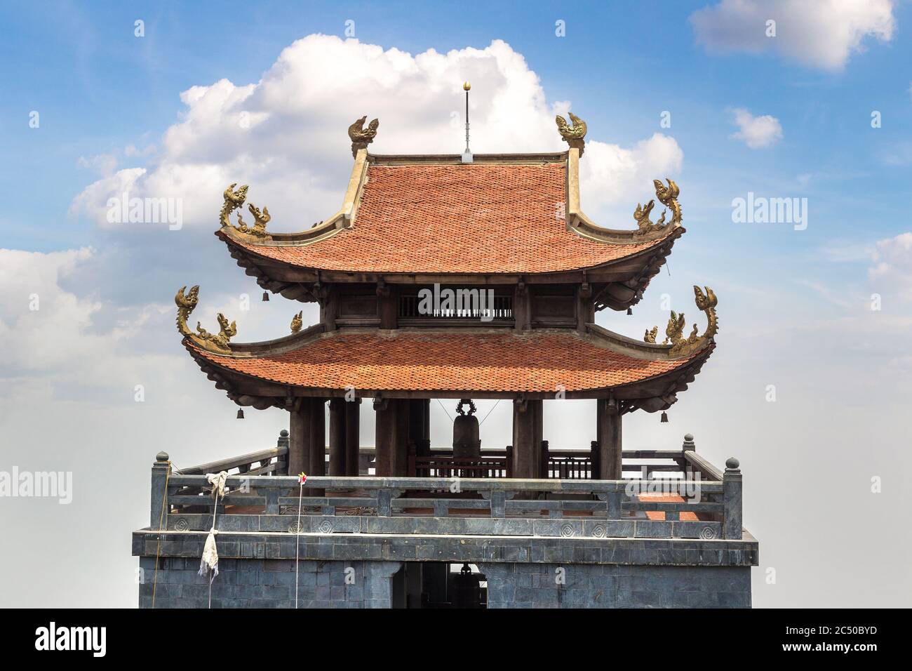 Tempio di Bich Van Thien Tu vicino alla stazione della funivia di Fancipan a Sapa, Lao Cai, Vietnam in un giorno estivo Foto Stock