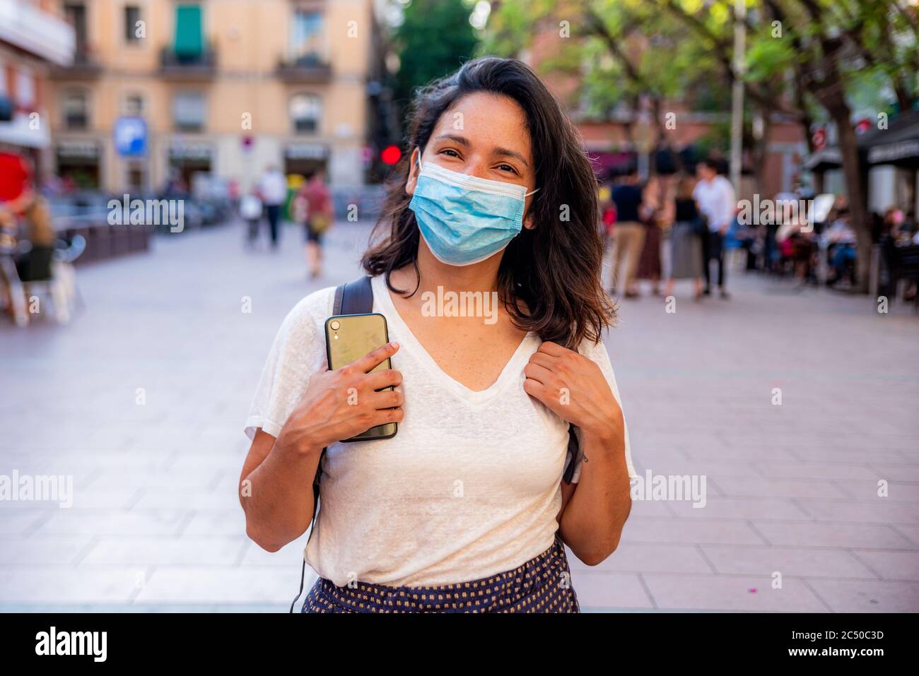 giovane turista che indossa maschera viso avvistare in città europea. viaggi e turismo industria durante la pandemia di virus corona e covid19 malattia, affe Foto Stock