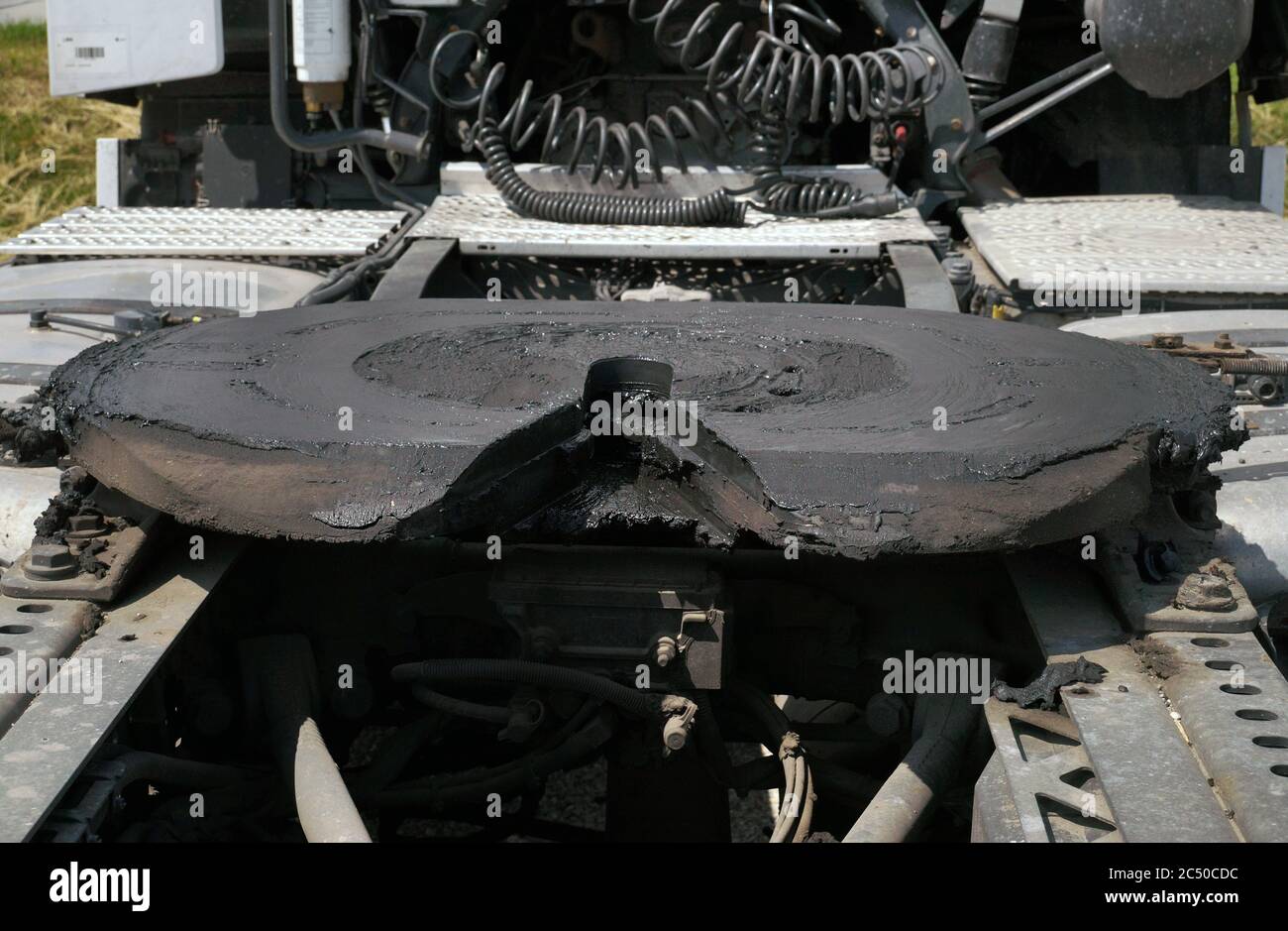 Vista della parte posteriore del carrello a 18 ruote. I giunti della ralla visibili sono montati su un'unità motrice per il collegamento al rimorchio. Foto Stock