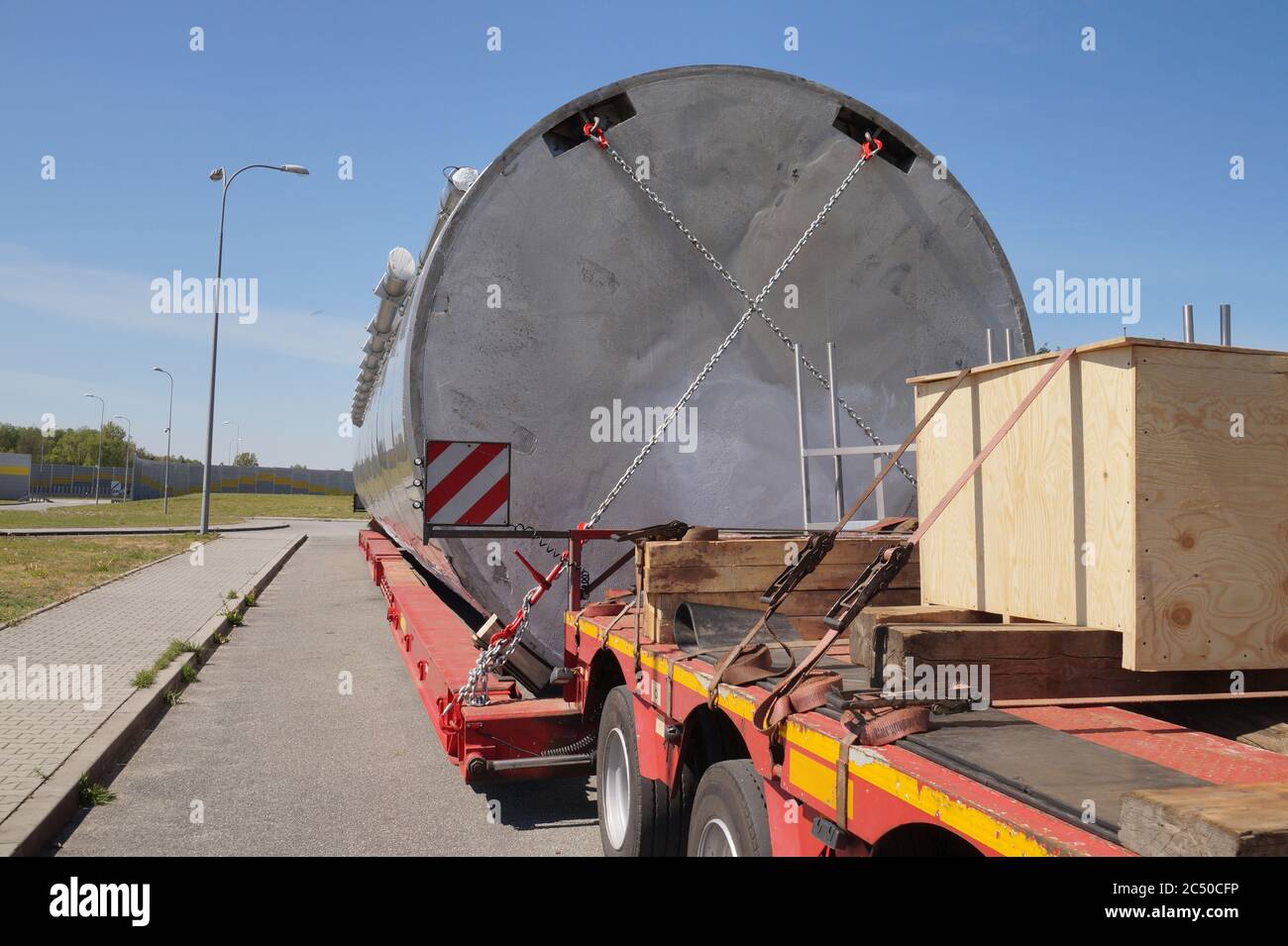 Un veicolo con un semirimorchio speciale per il trasporto di carichi di grandi dimensioni. Carico sovradimensionato o convoglio eccezionale. Foto Stock