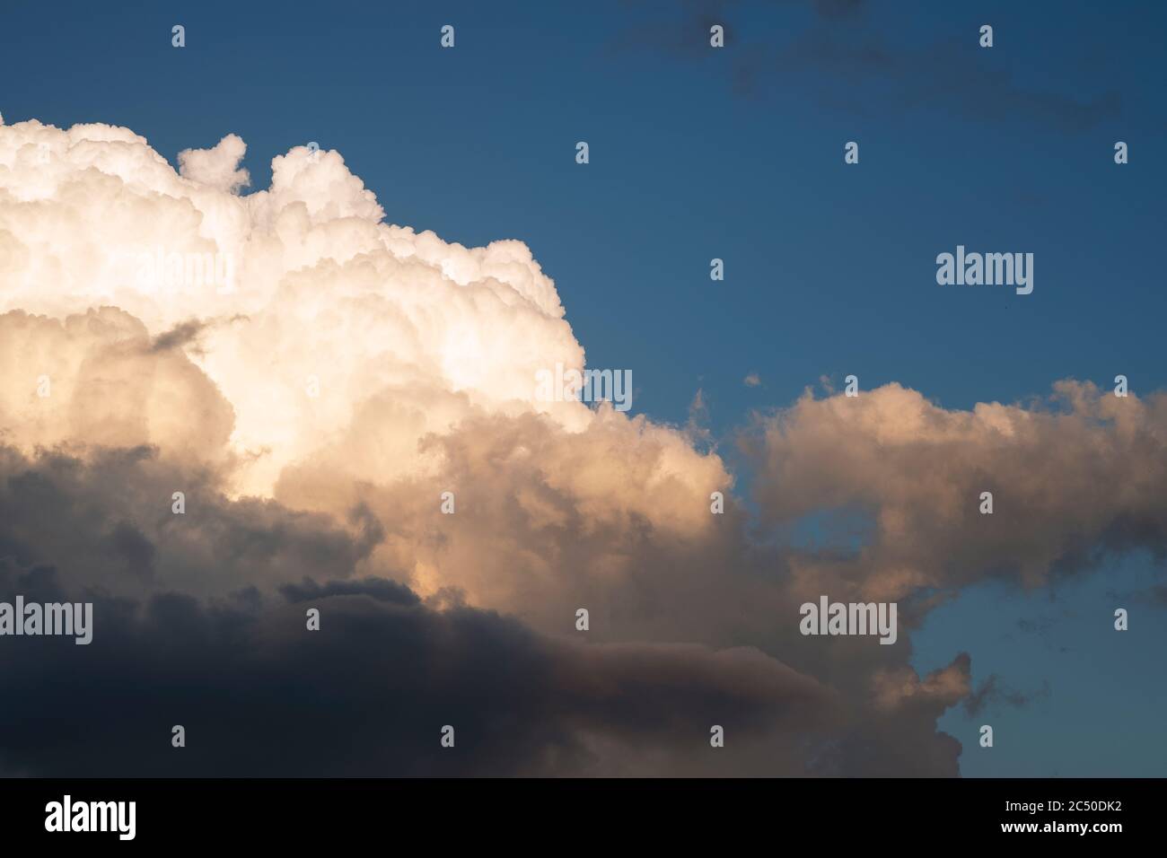 Cumulus Cloudscape su cielo blu e chiaro. Foto Stock