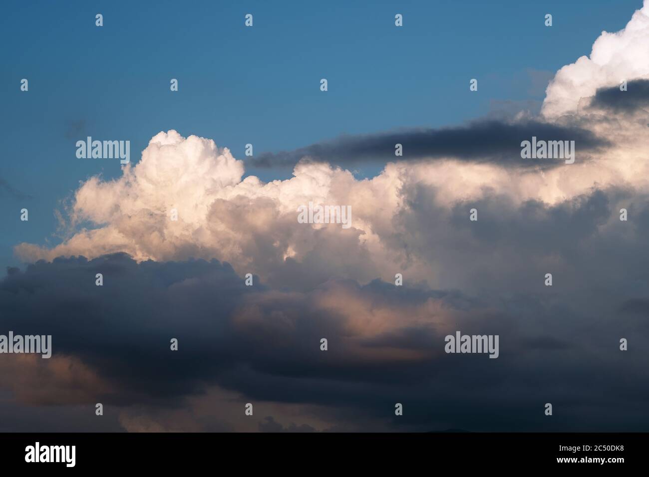 Cumulus Cloudscape su cielo blu e chiaro. Foto Stock