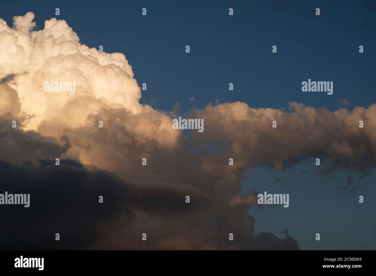 Cumulus Cloudscape su cielo blu e chiaro. Foto Stock