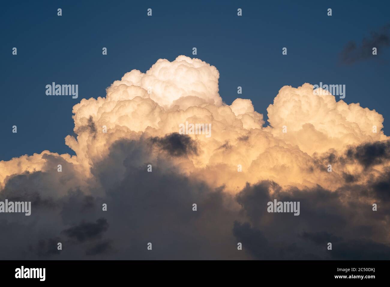 Cumulus Cloudscape su cielo blu e chiaro. Foto Stock