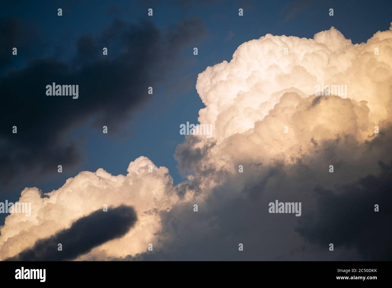 Cumulus Cloudscape su cielo blu e chiaro. Foto Stock