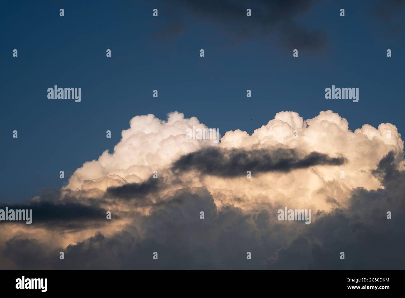 Cumulus Cloudscape su cielo blu e chiaro. Foto Stock