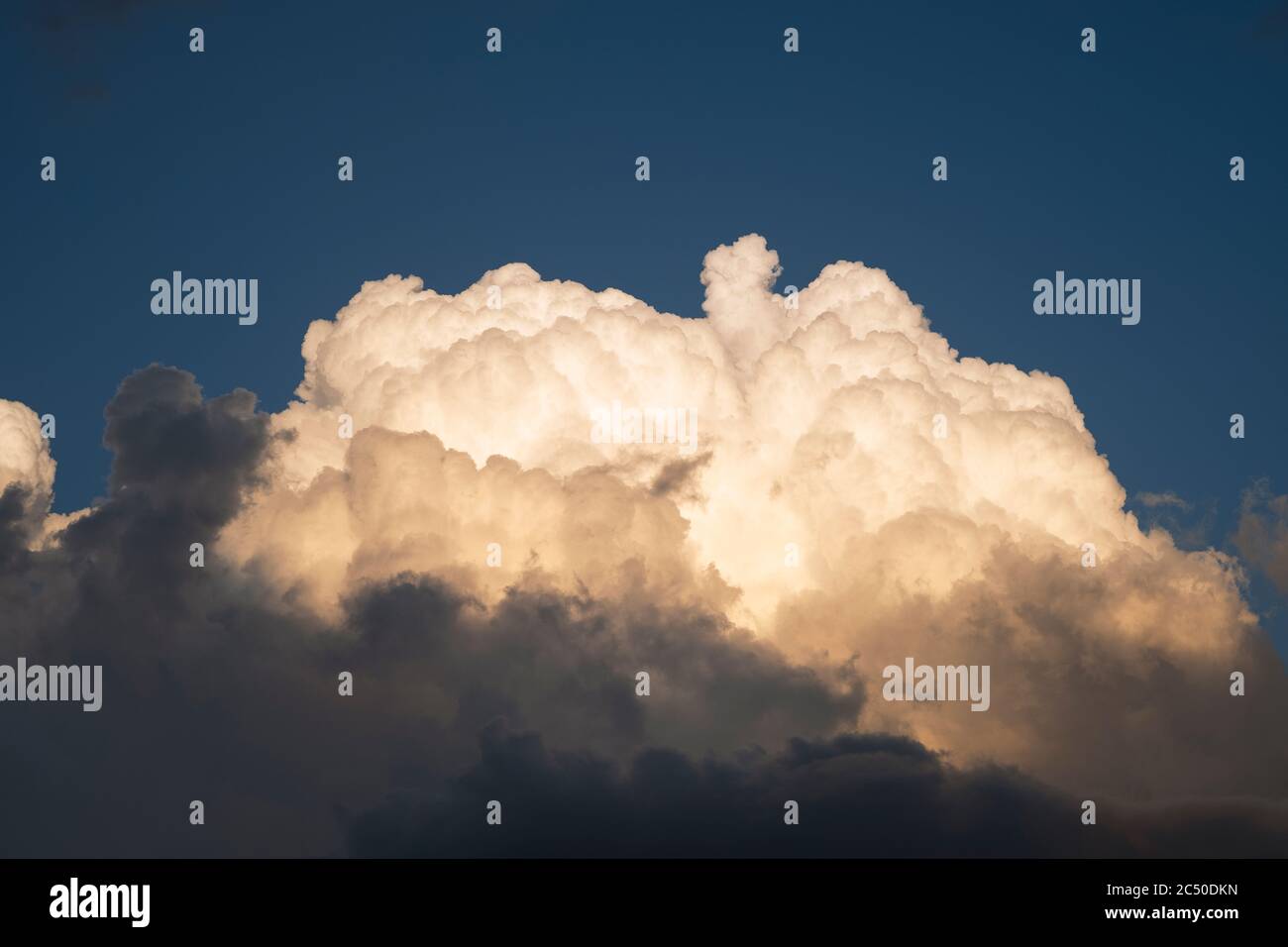 Cumulus Cloudscape su cielo blu e chiaro. Foto Stock